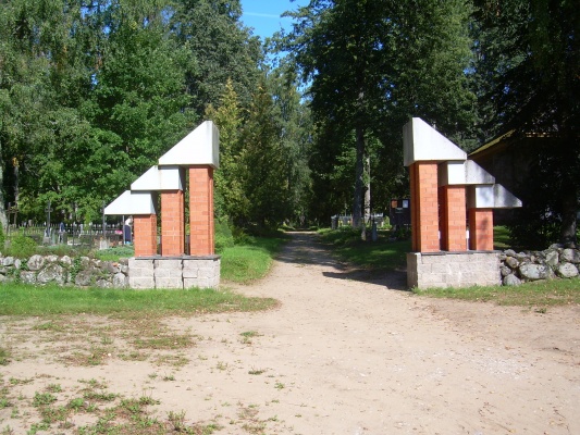 Helme_kalmistu_värav